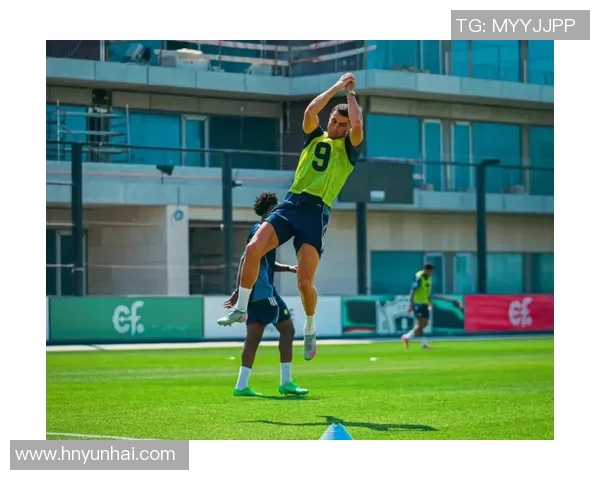 马丁内斯的传奇旅程：从青涩少年到足球巨星的蜕变与奋斗